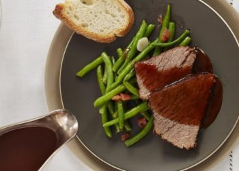 Manzo con cipolla e salsa al Vino