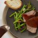 Manzo con cipolla e salsa al Vino