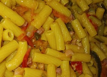 Pasta  zucchine pomodorini e pancetta